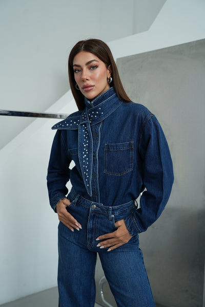 Cămașă din denim albastru închis cu guler detașabil, ornamente cu pietre și detalii la buzunare