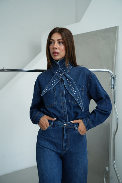 Cămașă din denim albastru închis cu guler detașabil, ornamente cu pietre și detalii la buzunare