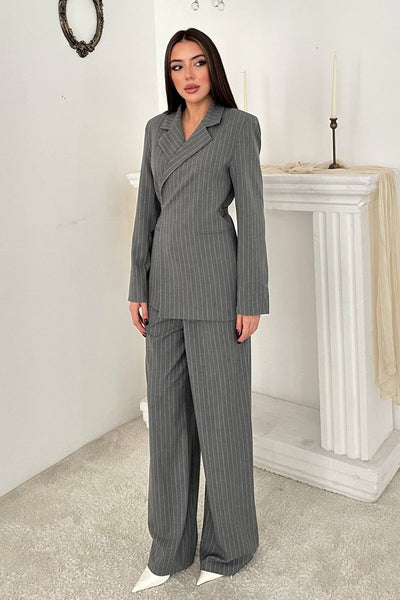 Costum gri cu sacou și pantaloni