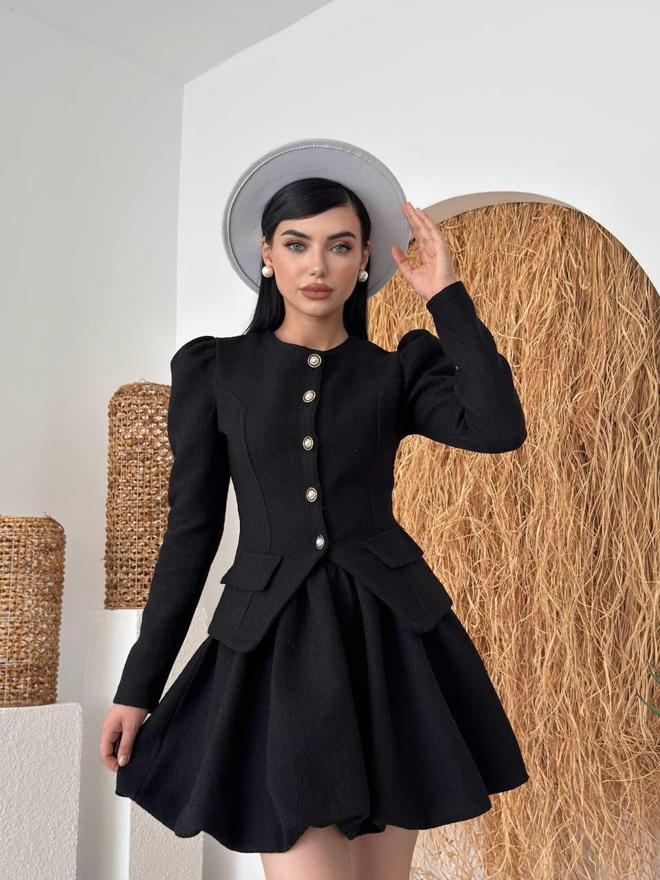 Costum Hews cu detalii de nasturi