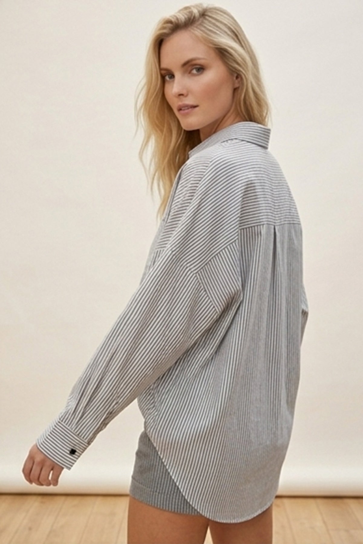 Kadın Siyah Beyaz Çizgili Oversize Uzun Basic Gömlek 3900