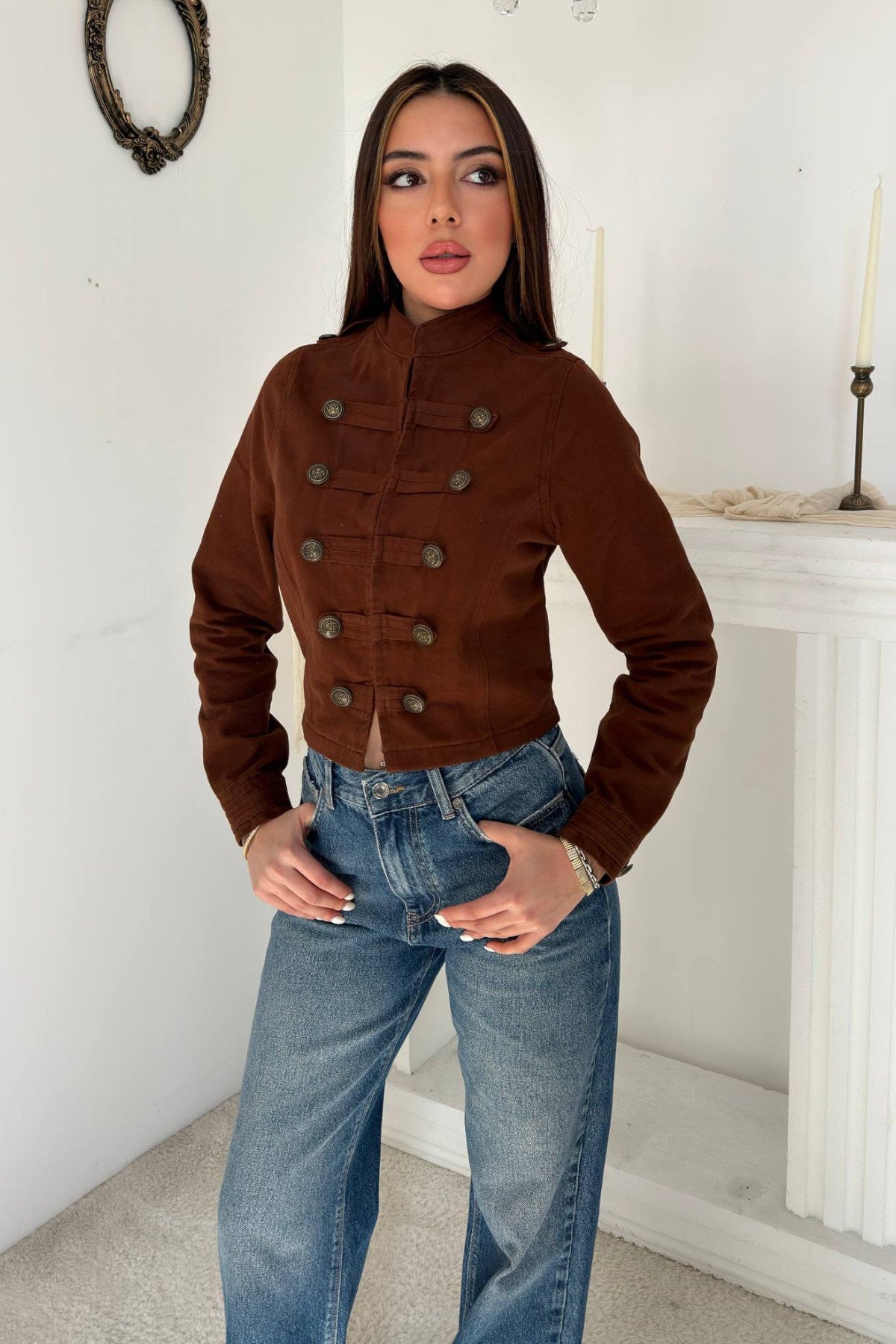 Jachetă maro cu detalii cu nasturi