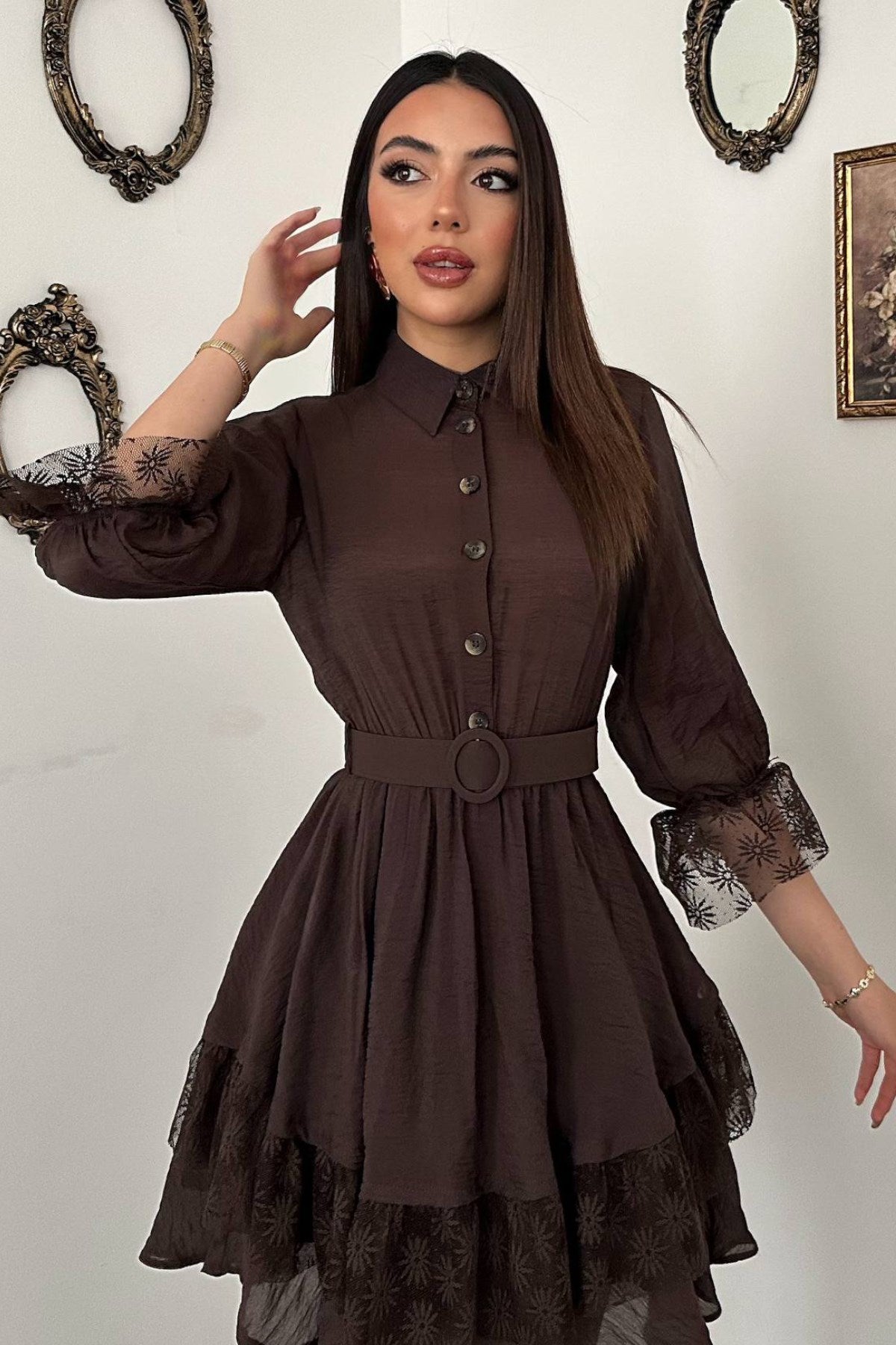 Kahverengi Önü Patlı Dantelli Elbise
