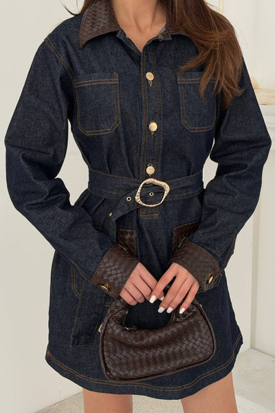 Rochie albastră din denim cu garnitură din piele