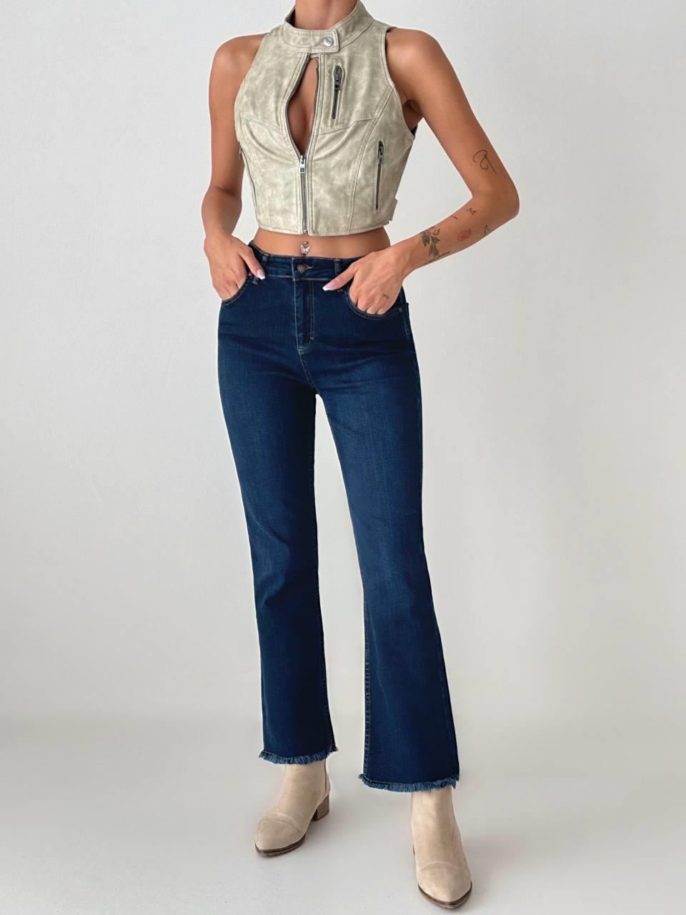Pantaloni mini evazați din denim de culoare albastru închis
