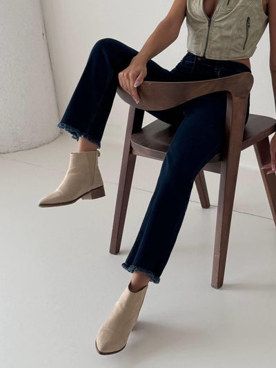 Pantaloni mini evazați din denim de culoare albastru închis