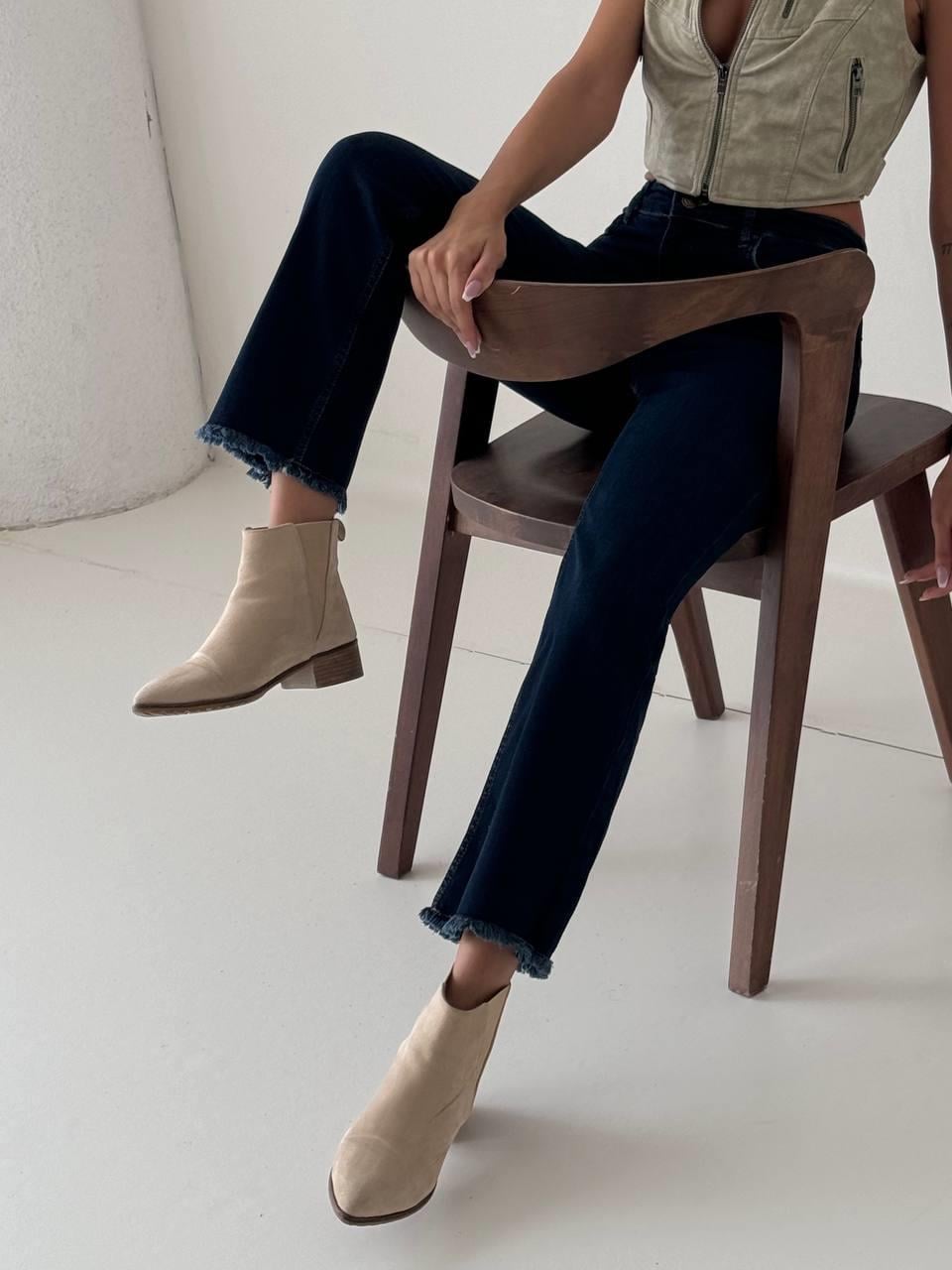 Pantaloni mini evazați din denim de culoare albastru închis