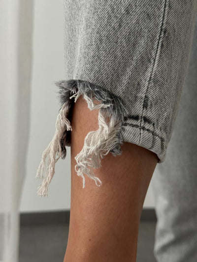 Blugi gri deschis, cu talie înaltă, model Mom Fit, cu detaliu la tiv