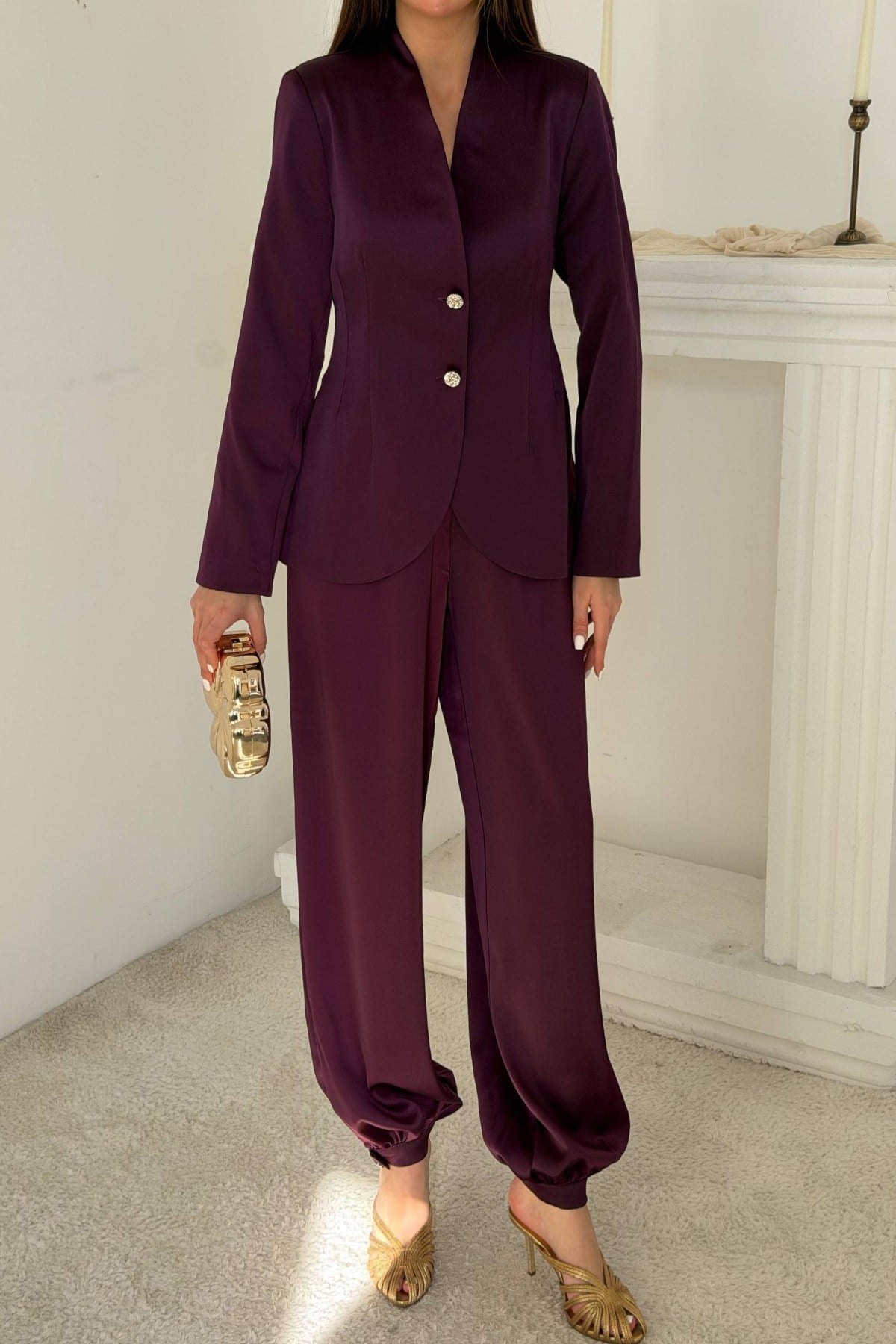 Costum cu jachetă și pantaloni din satin prun
