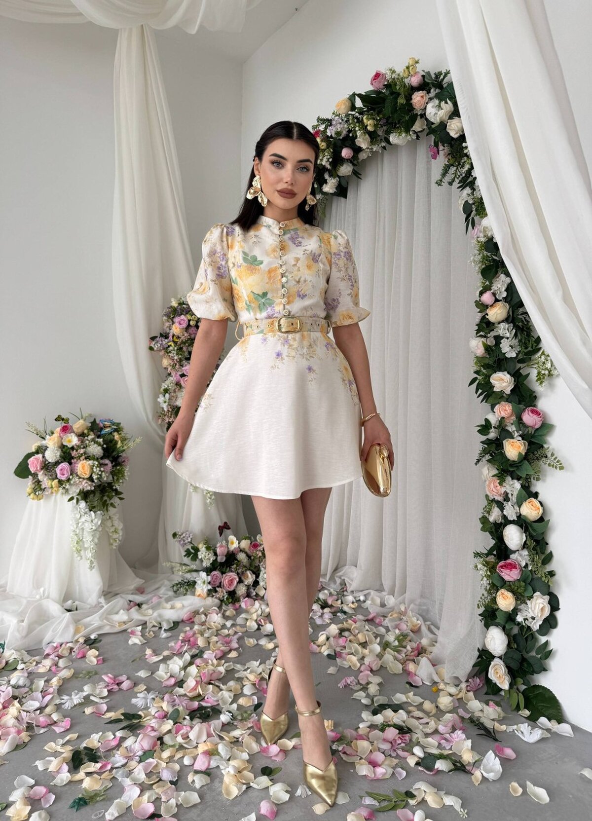 Rochie cu detalii la umeri și betelie