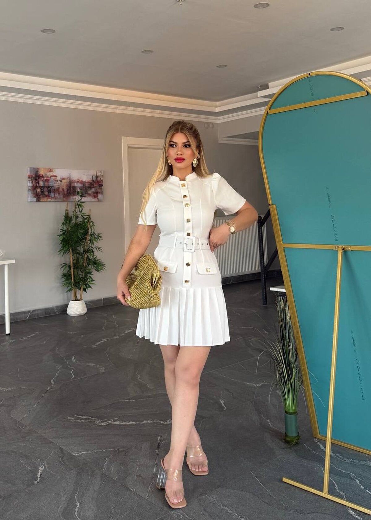 ROCHIE CU FUSTĂ PLISATĂ ȘI DETALIU CENTURĂ