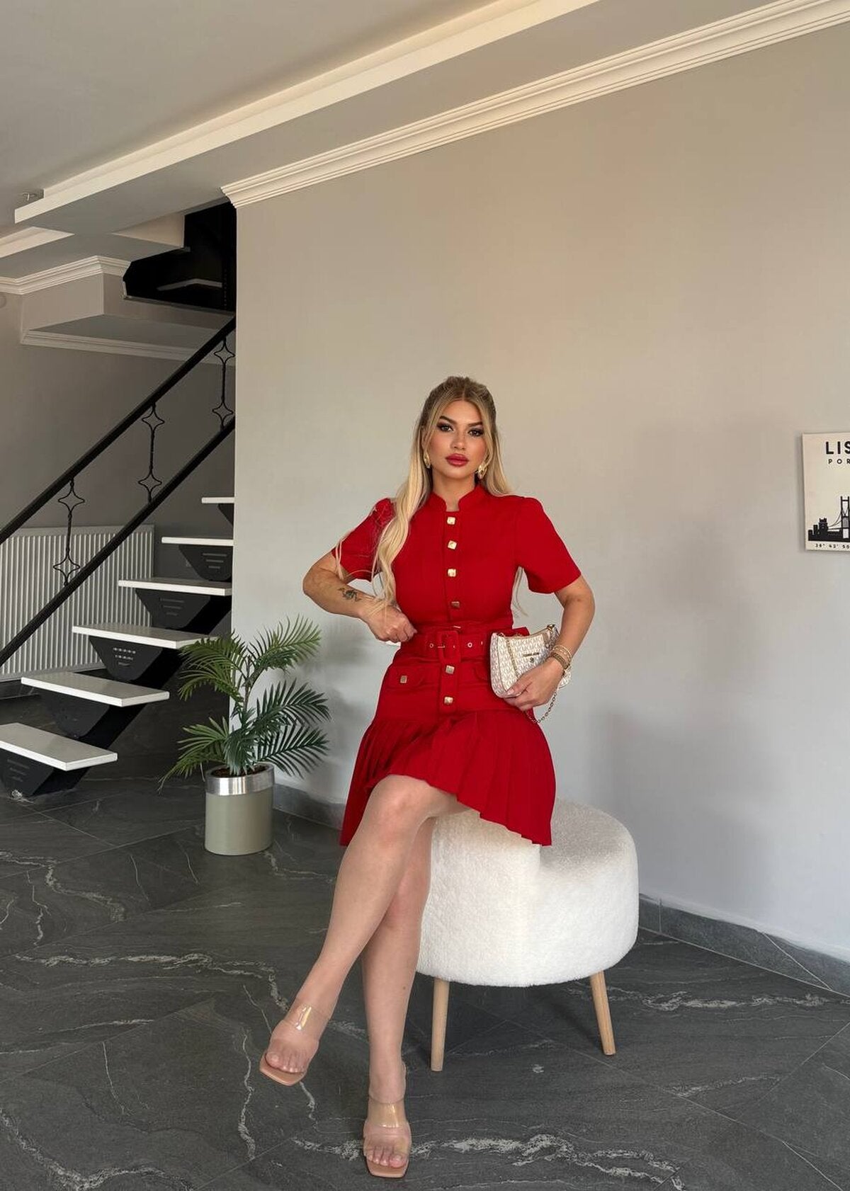 ROCHIE CU FUSTĂ PLISATĂ ȘI DETALIU CENTURĂ