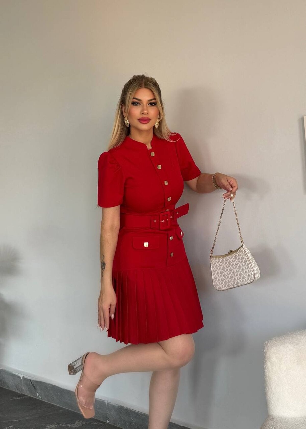 ROCHIE CU FUSTĂ PLISATĂ ȘI DETALIU CENTURĂ
