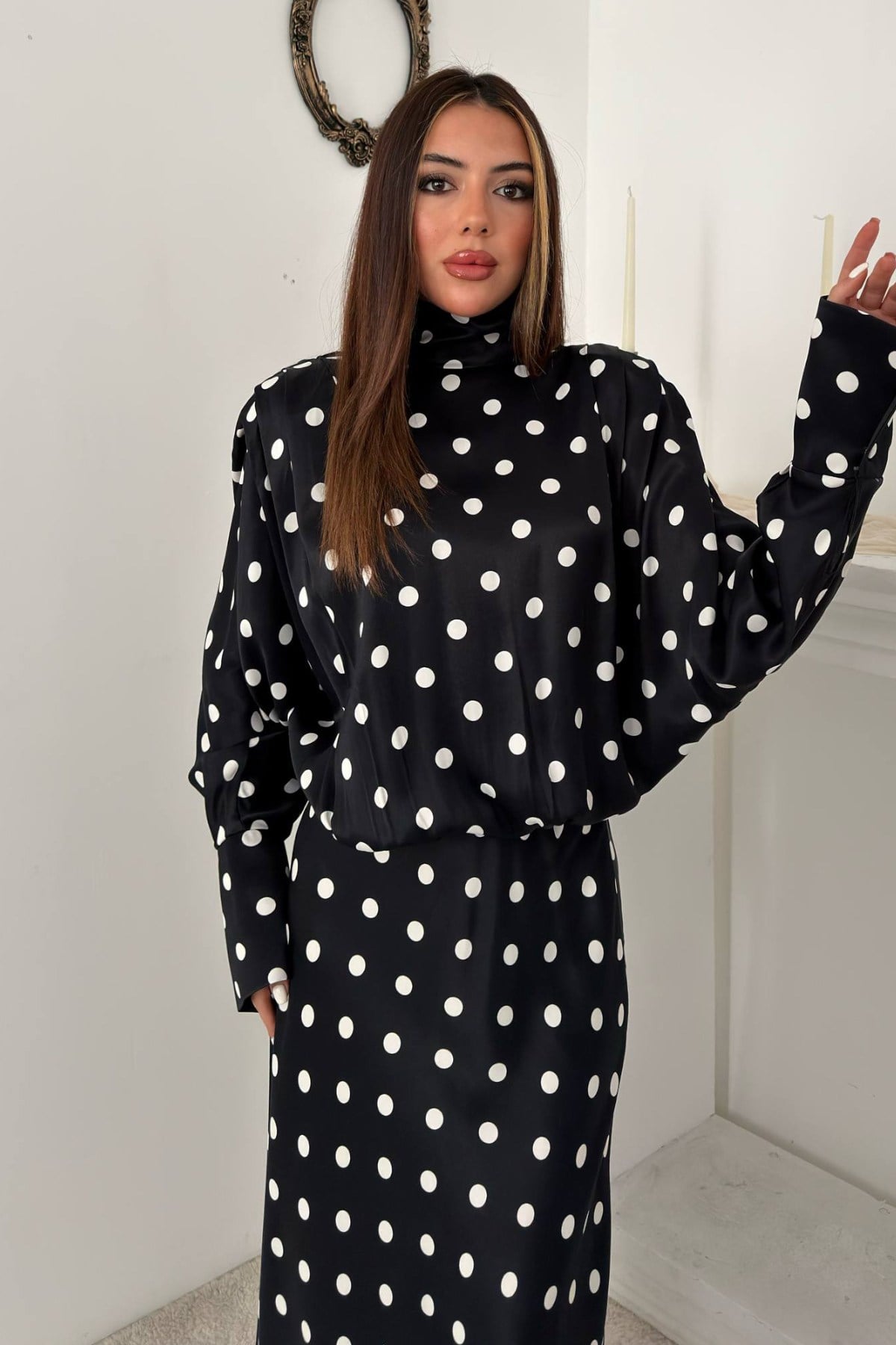 Rochie neagră din satin cu buline