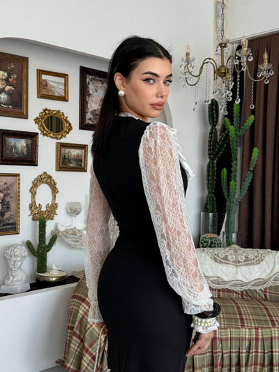 Rochie detaliată cu broșă tip sosetă