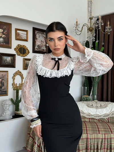 Rochie detaliată cu broșă tip sosetă