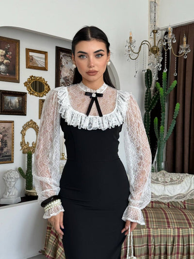 Rochie detaliată cu broșă tip sosetă
