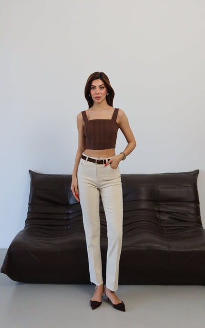 Pantaloni din denim cu aspect natural, cu talie înaltă, tiv scurt, cu curea.