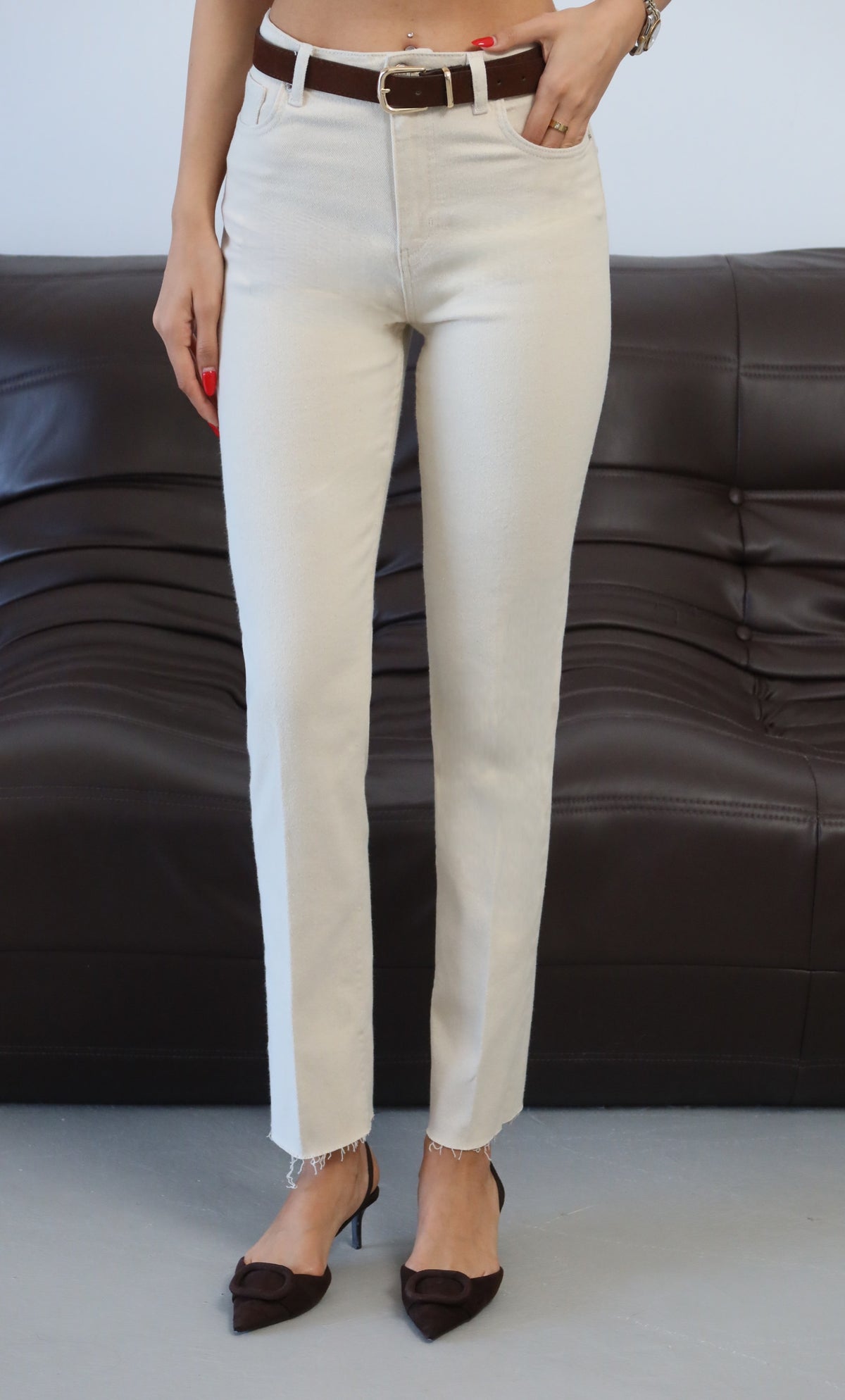 Pantaloni din denim cu aspect natural, cu talie înaltă, tiv scurt, cu curea.