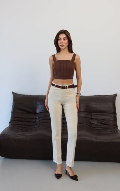 Pantaloni din denim cu aspect natural, cu talie înaltă, tiv scurt, cu curea.