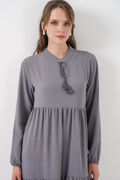 Rochie T1627 cu guler și decorații - Gri