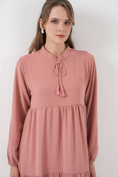 Rochie T1627 cu guler și decorații - Pudră