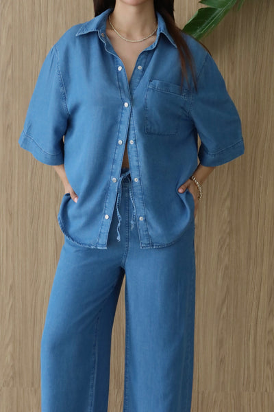 Ansamblu Palazzo cu Pantaloni Tăiere Largă, Cămașă cu Mânecă Jumătate Buzunar Unic și Bandă Elastică la Talie