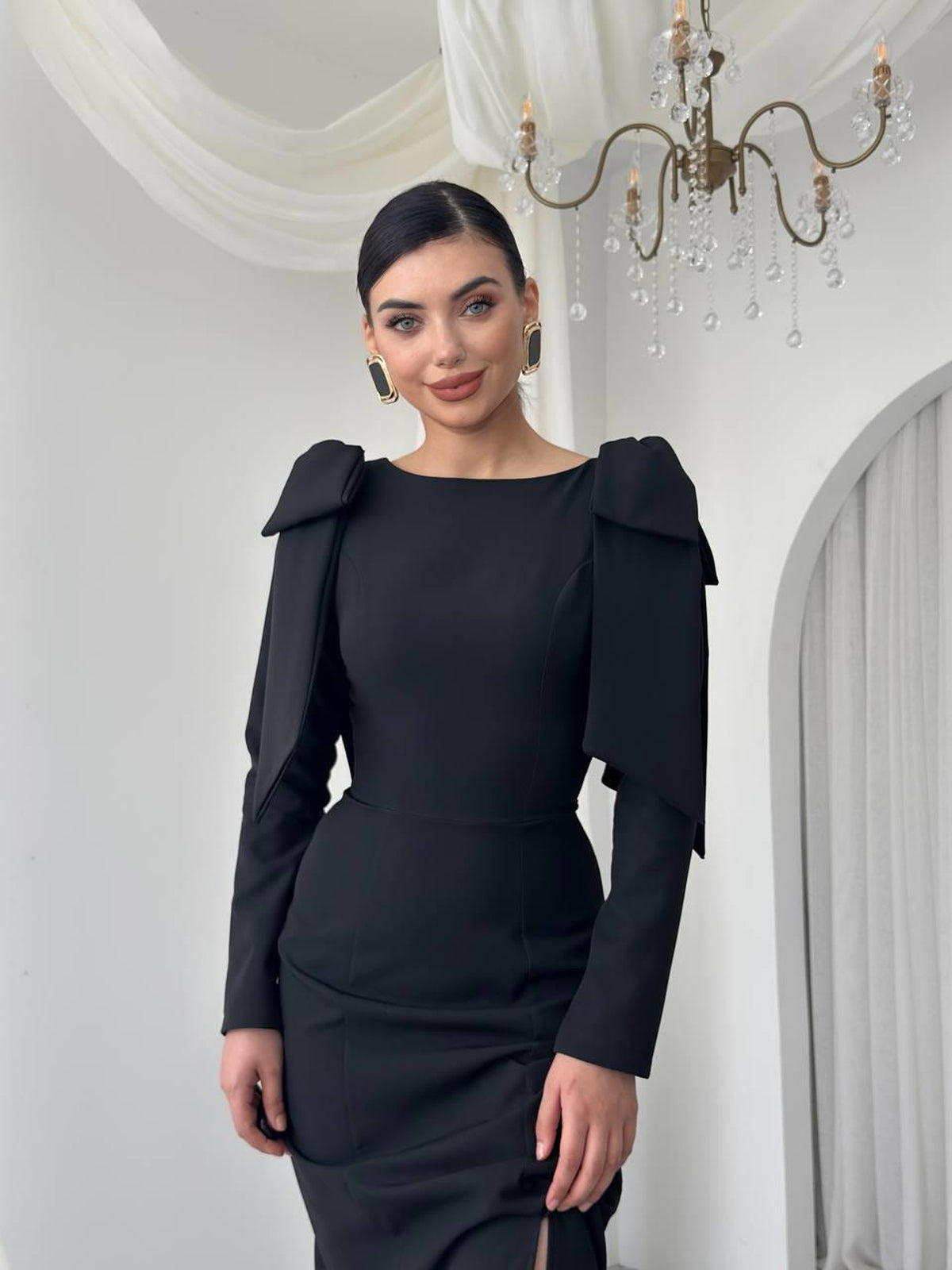 Rochie cu detalii șireturi și nasturi
