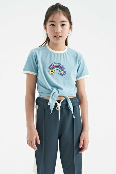 Tommylife Toptan Açık Mavi Baskı Detaylı O Yaka Çok Renkli Bağlama Detaylı Kız Çocuk T-Shirt - 75113