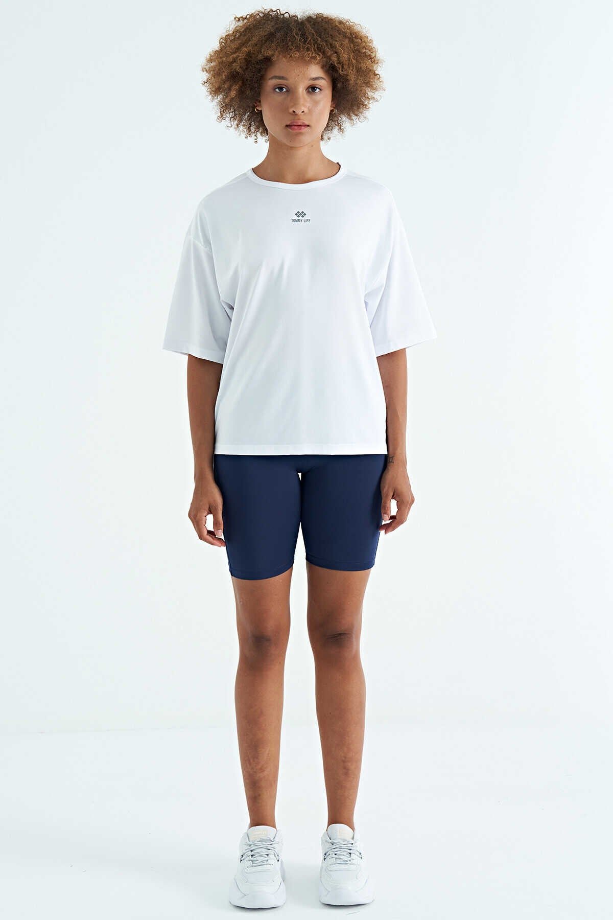 Tommylife Toptan Beyaz O Yaka Baskı Detaylı Oversize Kısa Kol Kadın T-Shirt - 97263