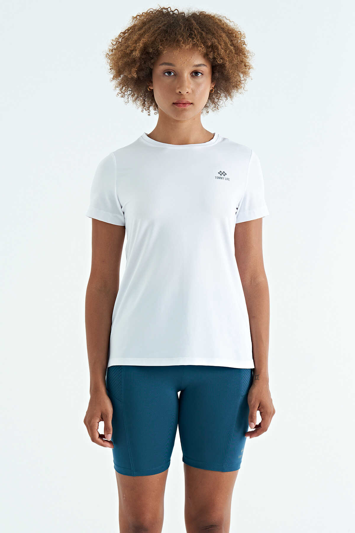 Tommylife Toptan Beyaz Sırt Yırtmaç Detaylı O Yaka Kısa Kollu Standart Kalıp Kadın T-Shirt - 97267