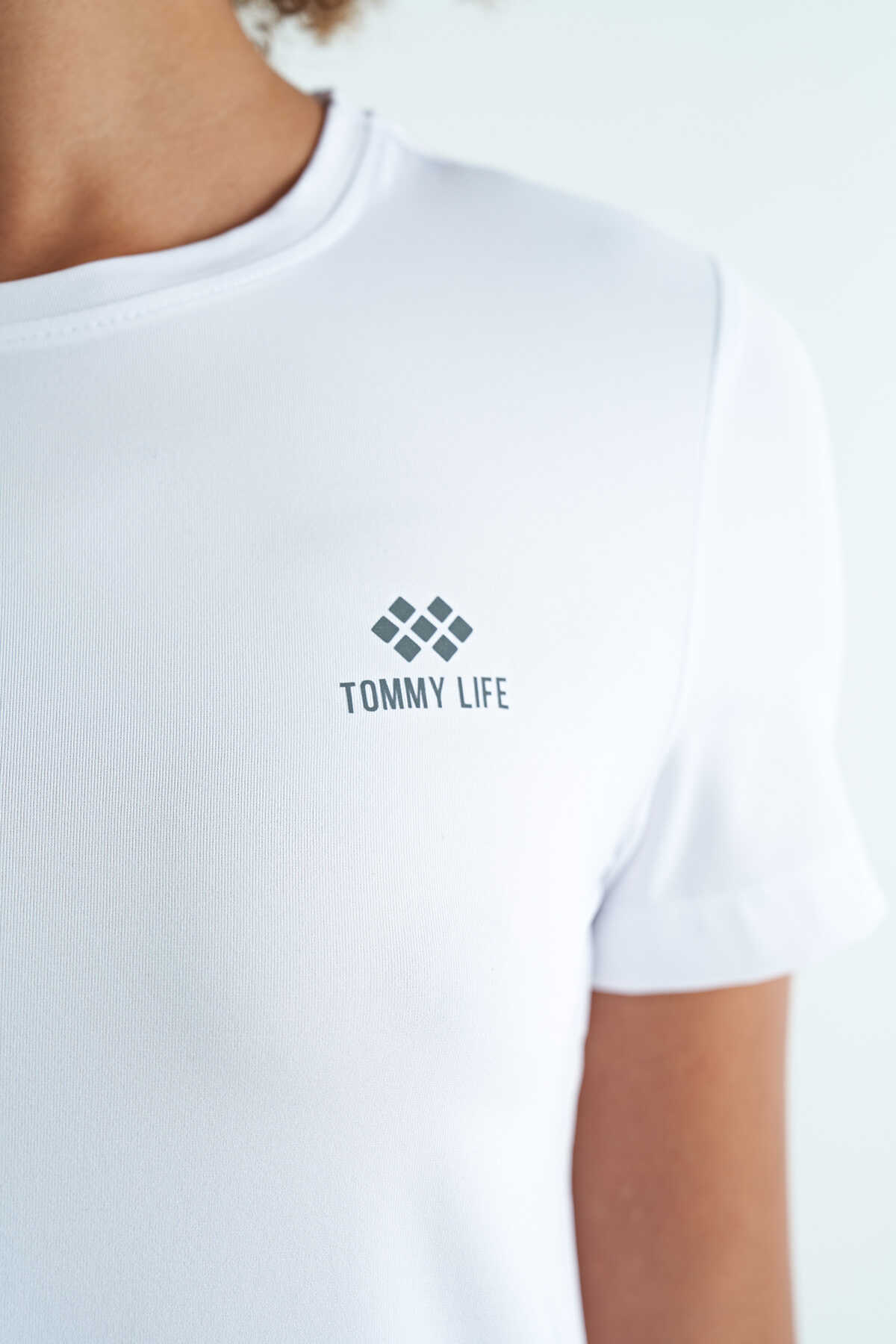 Tommylife Toptan Beyaz Sırt Yırtmaç Detaylı O Yaka Kısa Kollu Standart Kalıp Kadın T-Shirt - 97267