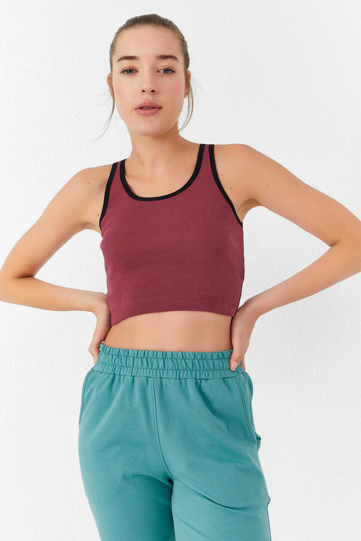 Maiou scurt pentru femei, fără mâneci, croială slim fit, cu decolteu în U, de la Tommylife, în magazinul online - 97162