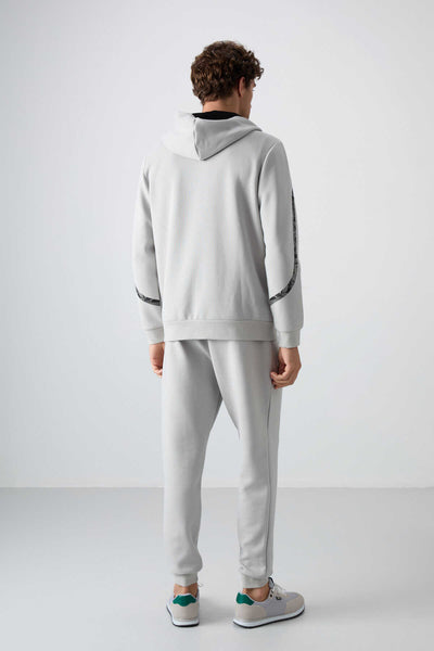 Set trening bărbătesc Tommylife Wholesale Comfort Fit cu imprimeu 85236 Stone