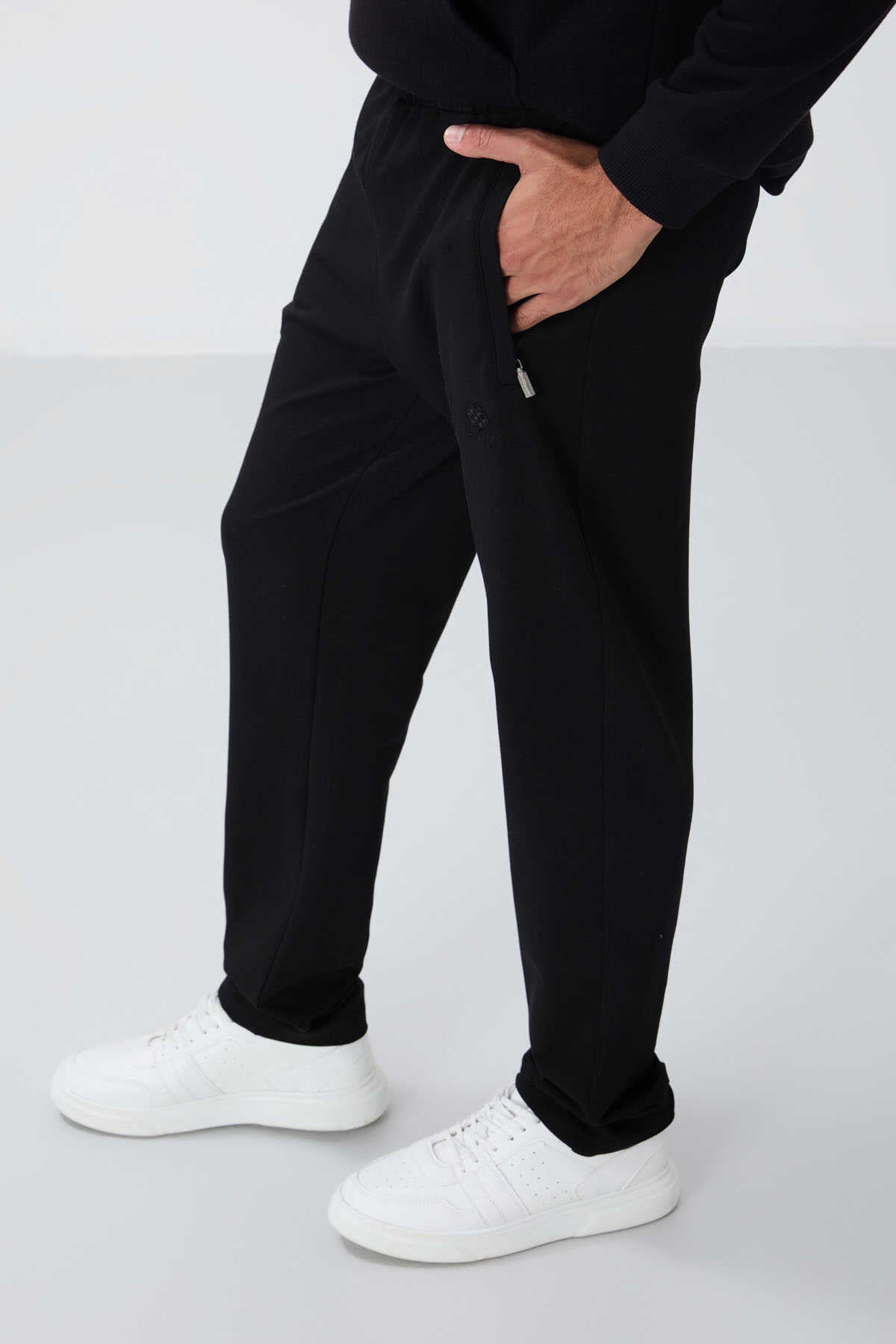 Pantaloni de trening Tommylife Wholesale Slim Fit Classic Leg pentru bărbați 84669 Negri