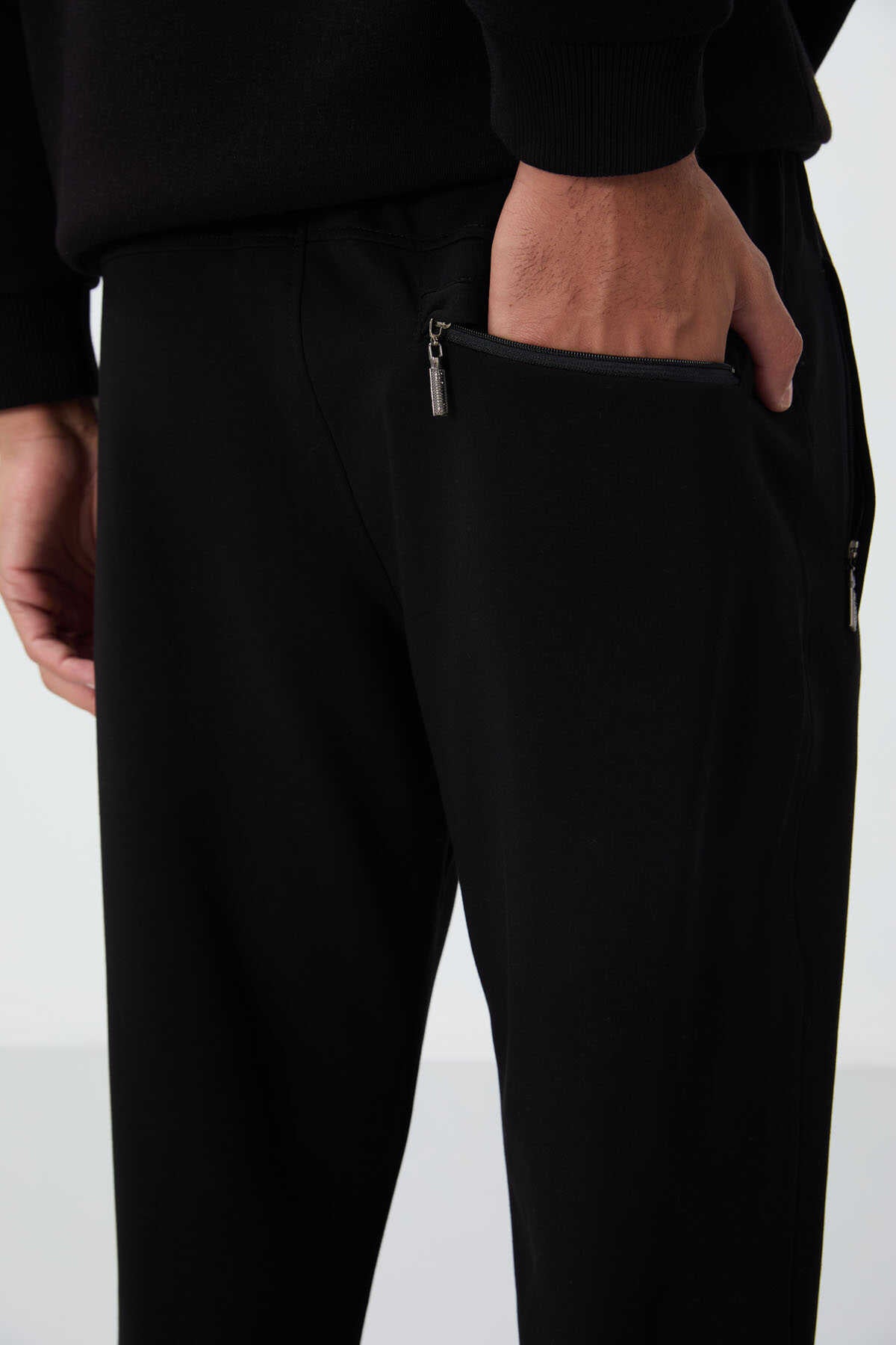 Pantaloni de trening Tommylife Wholesale Slim Fit Classic Leg pentru bărbați 84669 Negri