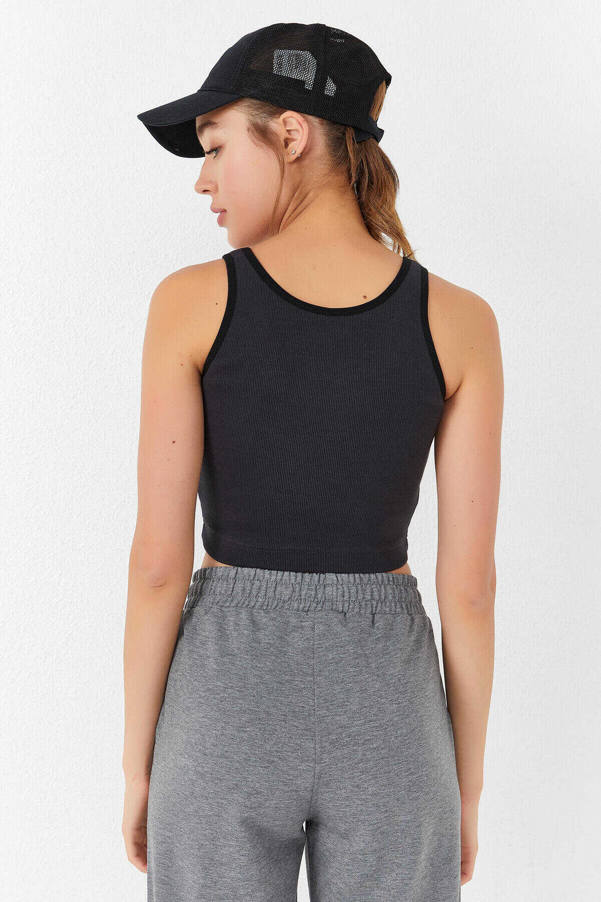 Maiou scurt pentru femei, fără mâneci, croială slim fit, cu guler în U, Tommylife Wholesale, 97160, culoare fumuriu