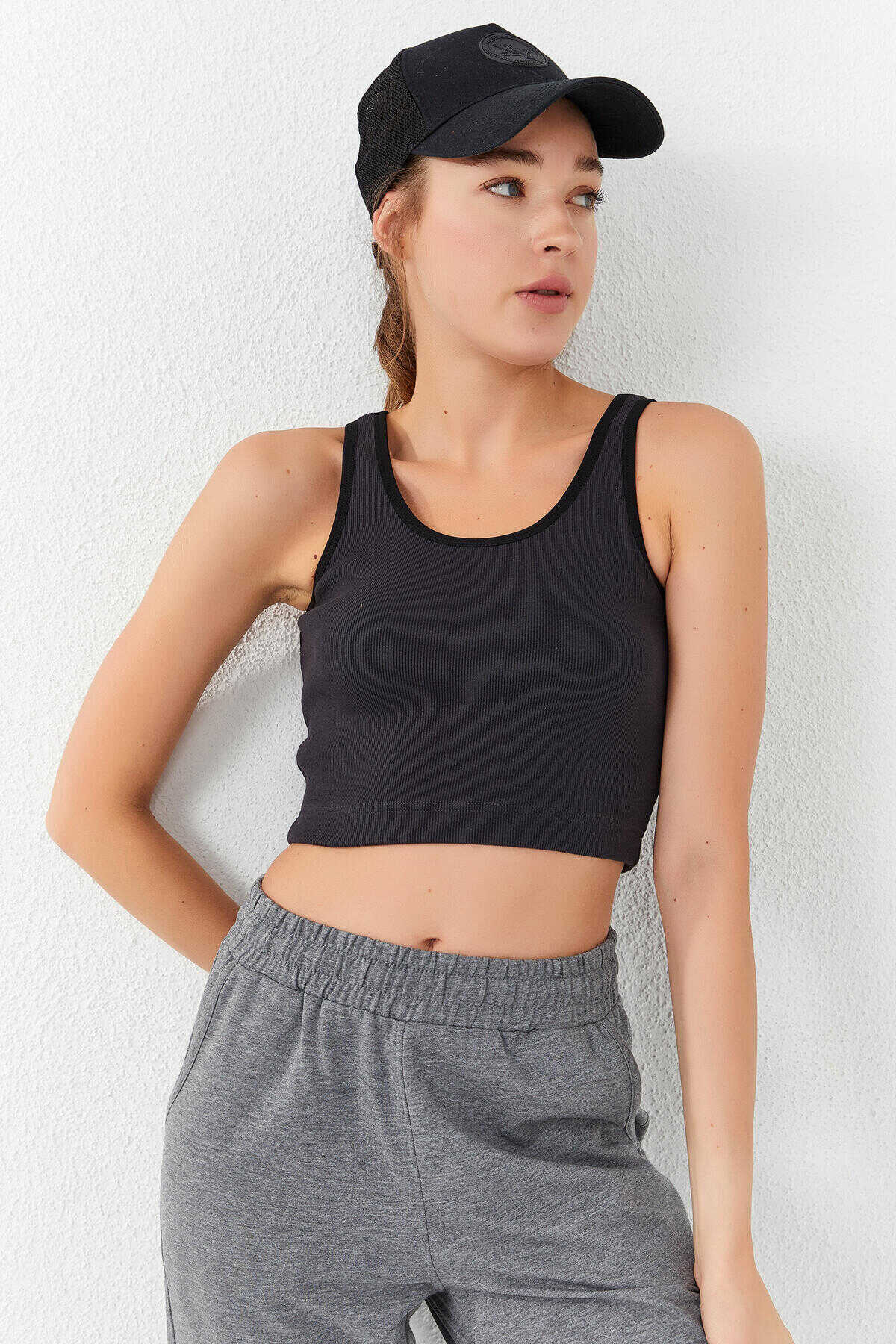 Maiou scurt pentru femei, fără mâneci, croială slim fit, cu guler în U, Tommylife Wholesale, 97160, culoare fumuriu