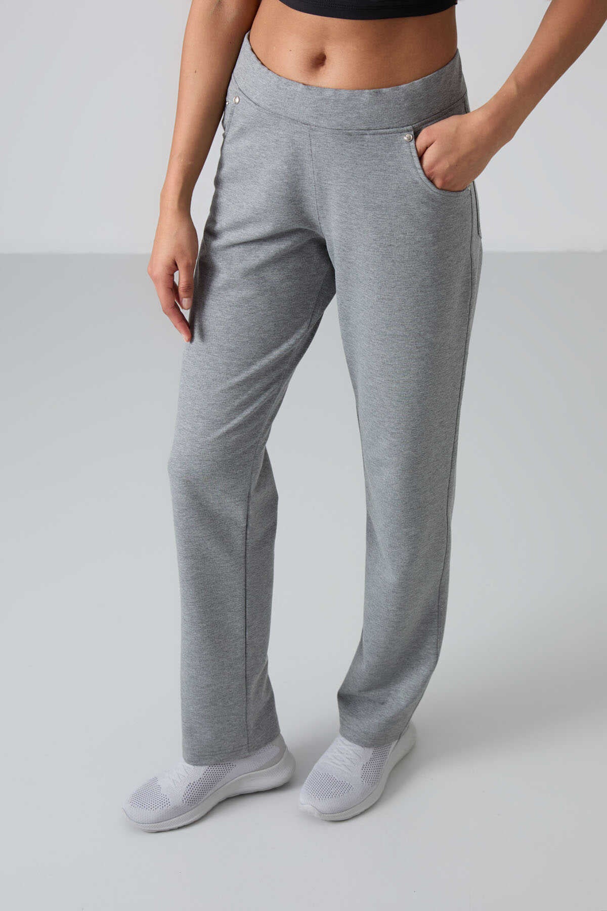 Pantaloni de trening Tommylife Wholesale gri melanj pentru femei cu detalii în culorile pietrelor, buzunare, croială confortabilă, model clasic pe picior - 94007