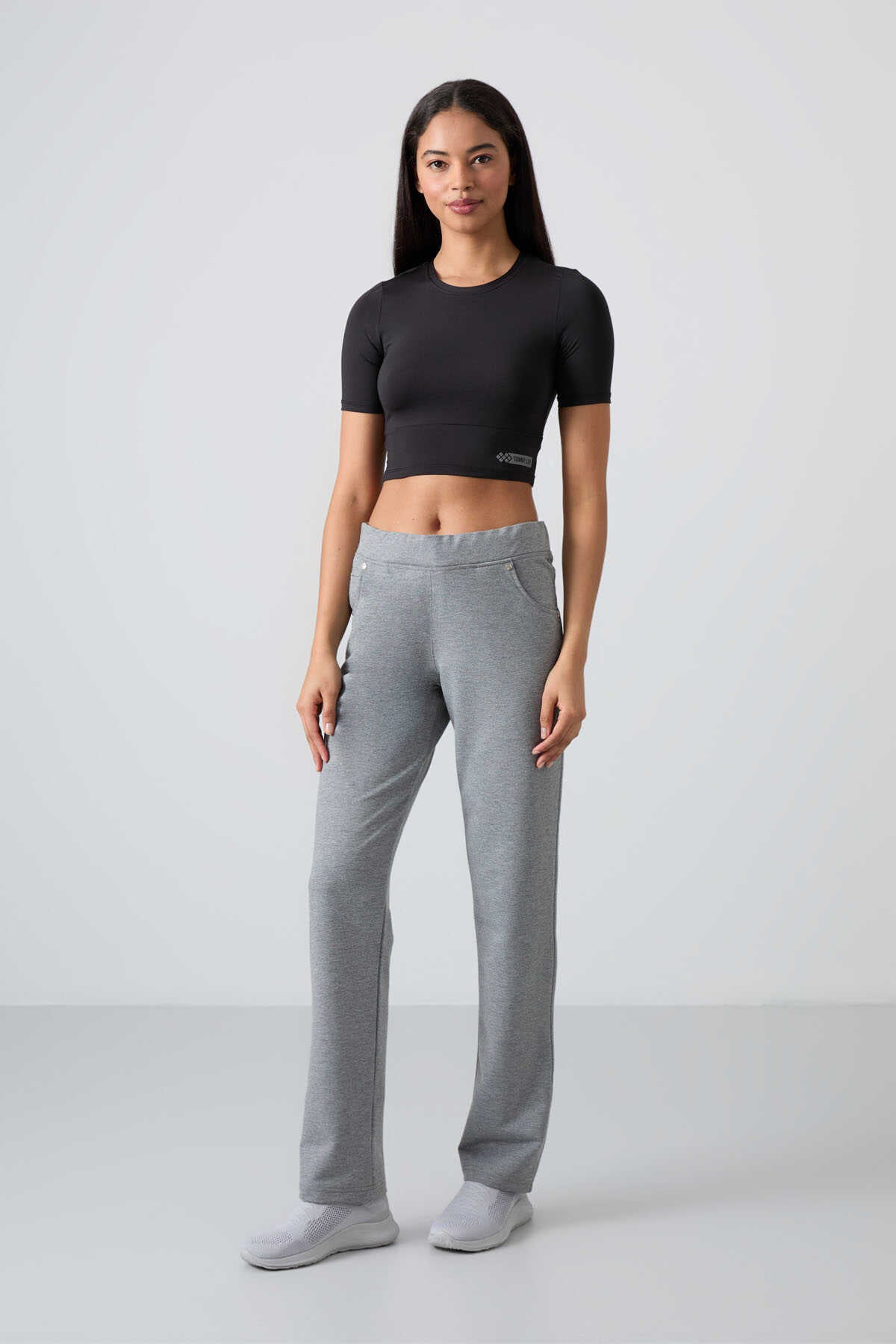 Pantaloni de trening Tommylife Wholesale gri melanj pentru femei cu detalii în culorile pietrelor, buzunare, croială confortabilă, model clasic pe picior - 94007