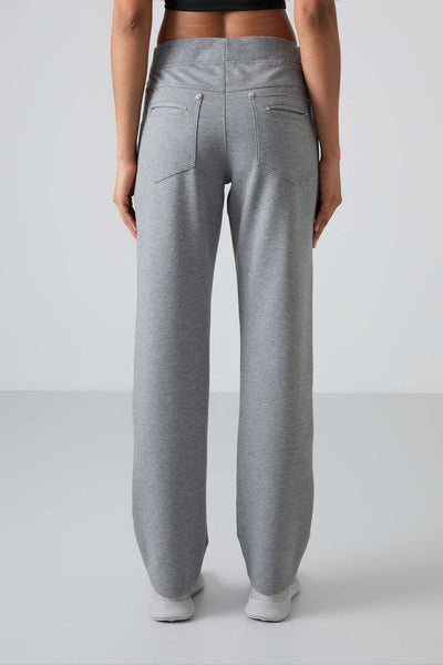 Pantaloni de trening Tommylife Wholesale gri melanj pentru femei cu detalii în culorile pietrelor, buzunare, croială confortabilă, model clasic pe picior - 94007