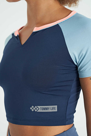 Tricou scurt Tommylife Wholesale, croială slim fit, cu imprimeu cu logo indigo și guler rotund, pentru femei - 97270