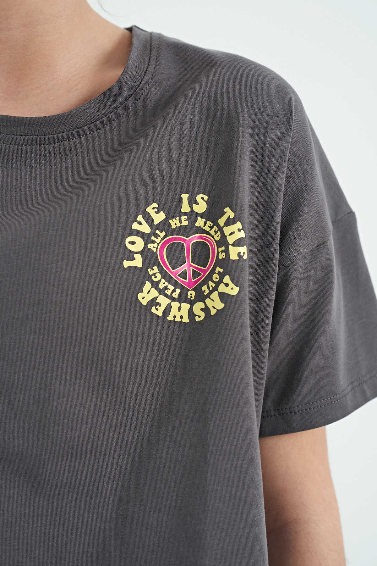 Tommylife Toptan Koyu Gri Ön Arka Baskılı O Yaka Düşük Omuz Oversize Kısa Kollu Kız Çocuk T-Shirt - 75126