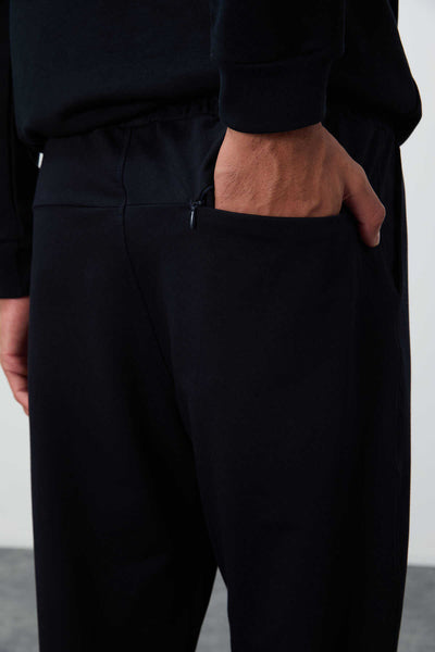 Pantaloni de trening bărbătești bleumarin Tommylife Wholesale cu șnur, buzunare, croială standard, model clasic pe picior - 84682