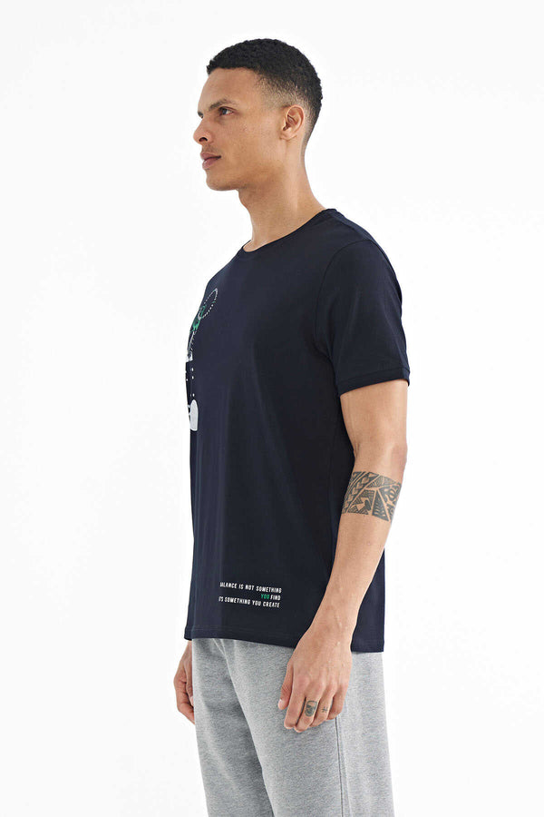 Tricou bărbătesc Tommylife Wholesale, croială standard, cu imprimeu bleumarin, guler rotund, detalii, 88216
