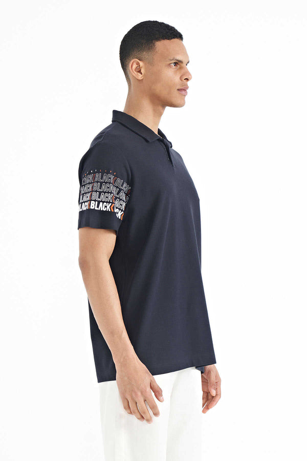 Tricou bărbătesc Tommylife Wholesale, bleumarin, cu imprimeu, guler polo, croială standard - 88240