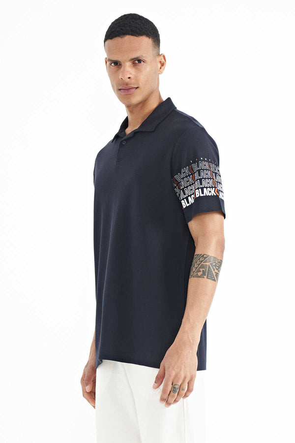 Tricou bărbătesc Tommylife Wholesale, bleumarin, cu imprimeu, guler polo, croială standard - 88240