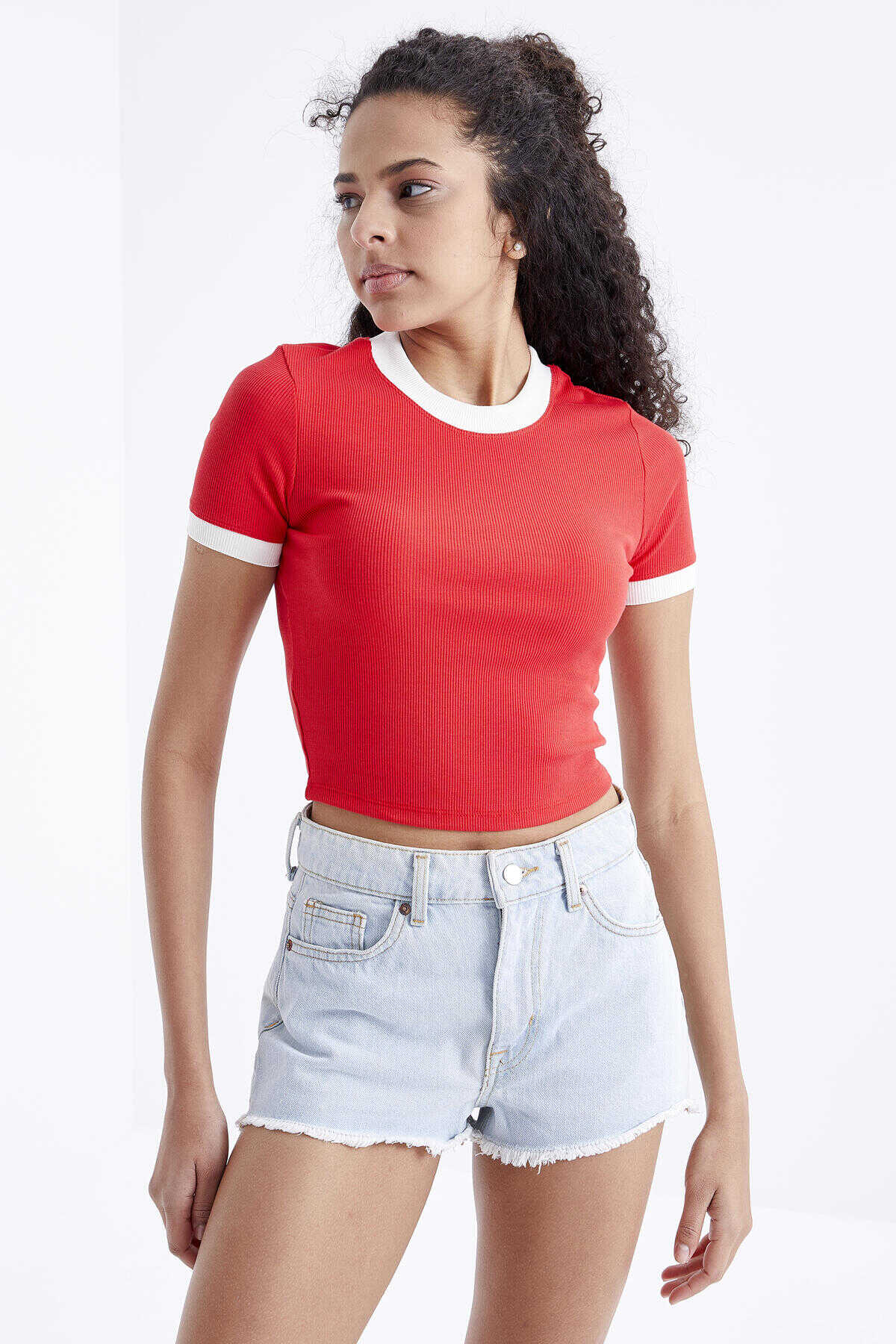 Tommylife Wholesale Tricou scurt pentru femei cu guler rotund și detaliu mânecă simplă Pomegranate Blossom - 97200
