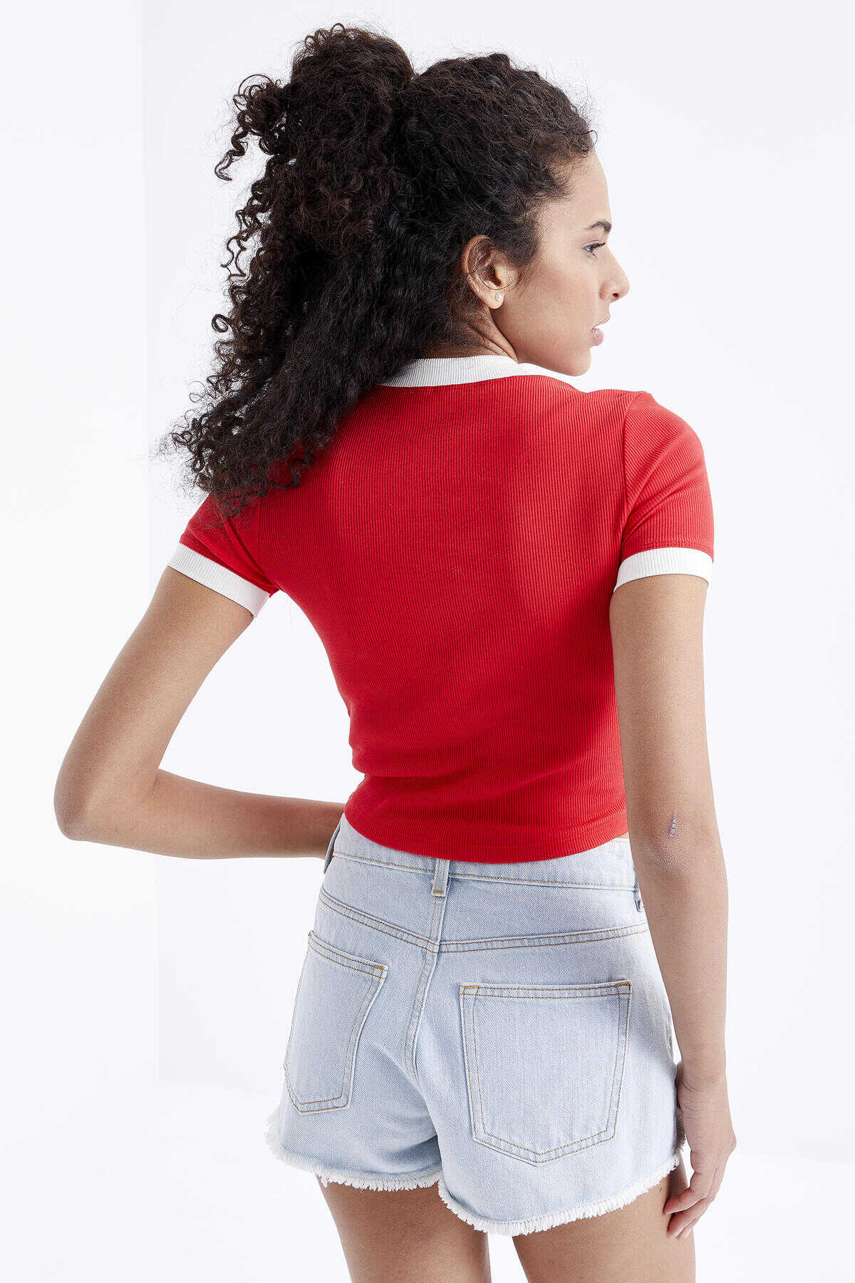Tommylife Wholesale Tricou scurt pentru femei cu guler rotund și detaliu mânecă simplă Pomegranate Blossom - 97200