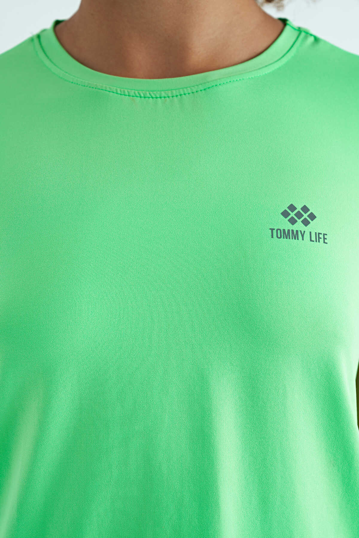 Tommylife Toptan Neon Yeşil Sırt Yırtmaç Detaylı O Yaka Kısa Kollu Standart Kalıp Kadın T-Shirt - 97267